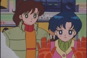 Ami is also wearing those gloves made of human muscle tissue she got from Lord Bolton of Game of Thrones