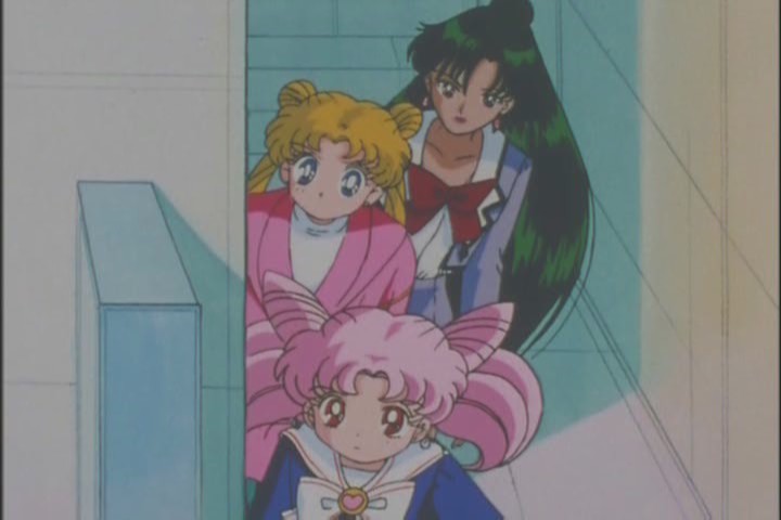 I get the impression that all under-cover detectives lean suspiciously out of alleyways, as though that's going to make them look less conspicuous